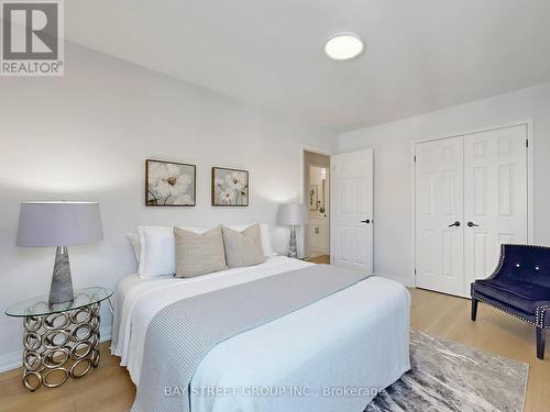 15 Futura Avenue, Richmond Hill, ON - Indoor Photo Showing Bedroom