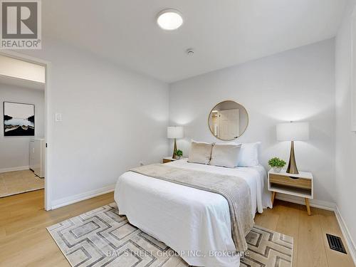 15 Futura Avenue, Richmond Hill, ON - Indoor Photo Showing Bedroom