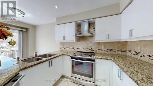 68 Walkview Crescent, Richmond Hill, ON - Indoor Photo Showing Kitchen With Double Sink With Upgraded Kitchen