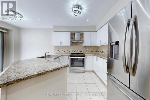 68 Walkview Crescent, Richmond Hill, ON - Indoor Photo Showing Kitchen With Upgraded Kitchen