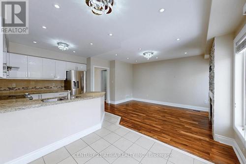68 Walkview Crescent, Richmond Hill, ON - Indoor Photo Showing Kitchen With Double Sink
