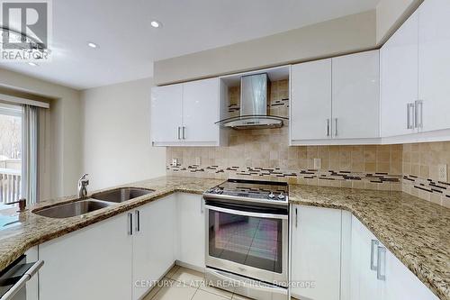 68 Walkview Crescent, Richmond Hill, ON - Indoor Photo Showing Kitchen With Double Sink With Upgraded Kitchen
