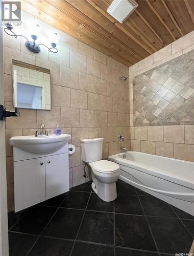 1200 Dahl Street E, Swift Current, SK - Indoor Photo Showing Bathroom