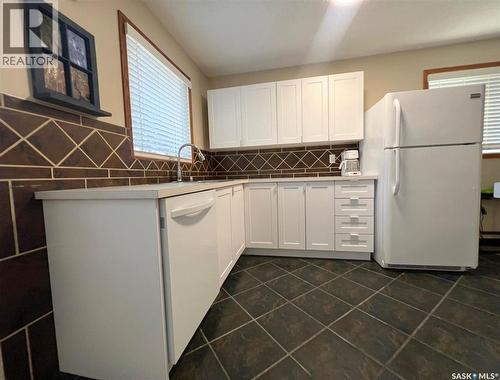 1200 Dahl Street E, Swift Current, SK - Indoor Photo Showing Kitchen
