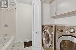 Laundry in main bathroom - 