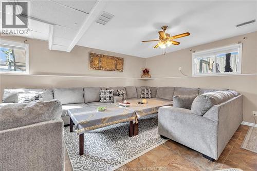 1812 Vicky Circle, Windsor, ON - Indoor Photo Showing Living Room