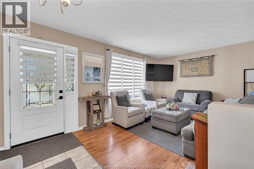 1812 Vicky Circle, Windsor, ON - Indoor Photo Showing Living Room