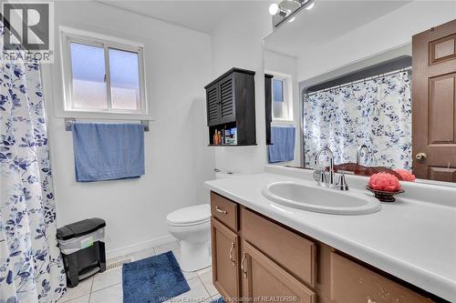 1812 Vicky Circle, Windsor, ON - Indoor Photo Showing Bathroom