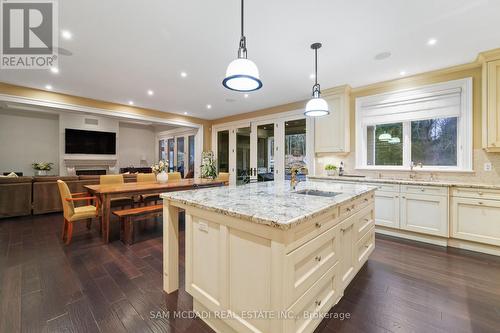 1286 Woodeden Drive, Mississauga, ON - Indoor Photo Showing Kitchen With Upgraded Kitchen
