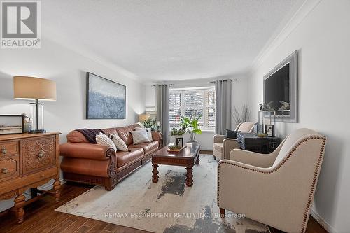 8316 Twenty Road E, Hamilton, ON - Indoor Photo Showing Living Room