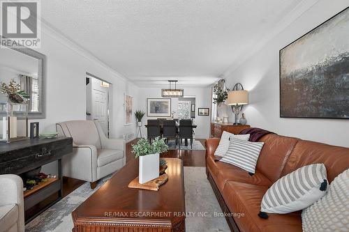 8316 Twenty Road E, Hamilton, ON - Indoor Photo Showing Living Room