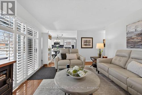 8316 Twenty Road E, Hamilton, ON - Indoor Photo Showing Living Room