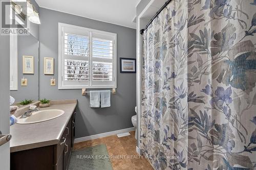 8316 Twenty Road E, Hamilton, ON - Indoor Photo Showing Bathroom