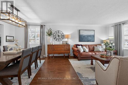 8316 Twenty Road E, Hamilton, ON - Indoor Photo Showing Living Room