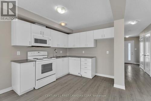 1323 Michael Circle, London East (East D), ON - Indoor Photo Showing Kitchen