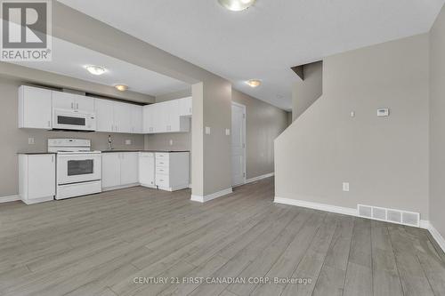 1323 Michael Circle, London East (East D), ON - Indoor Photo Showing Kitchen