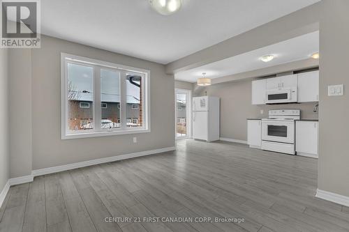 1323 Michael Circle, London East (East D), ON - Indoor Photo Showing Kitchen