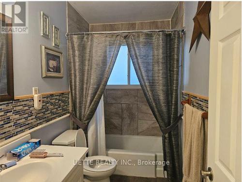MAIN FLOOR BATHROOM - 823 Bedford Street N, Cornwall, ON - Indoor Photo Showing Bathroom