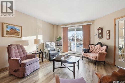 107 910 9Th Street E, Saskatoon, SK - Indoor Photo Showing Living Room