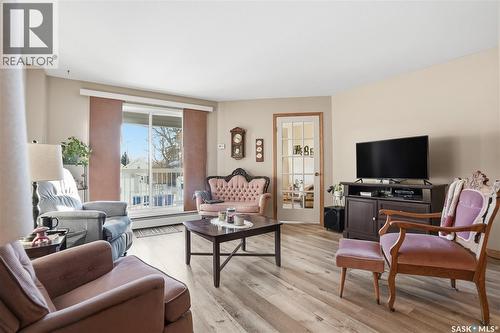 107 910 9Th Street E, Saskatoon, SK - Indoor Photo Showing Living Room