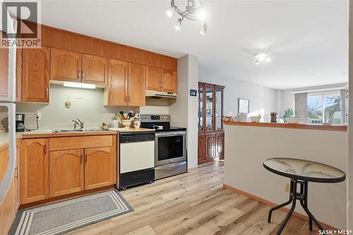 107 910 9Th Street E, Saskatoon, SK - Indoor Photo Showing Kitchen With Double Sink