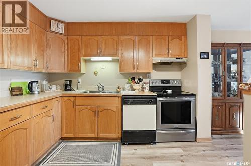 107 910 9Th Street E, Saskatoon, SK - Indoor Photo Showing Kitchen With Double Sink