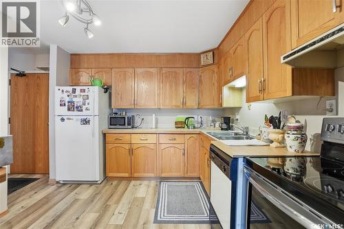 107 910 9Th Street E, Saskatoon, SK - Indoor Photo Showing Kitchen With Double Sink