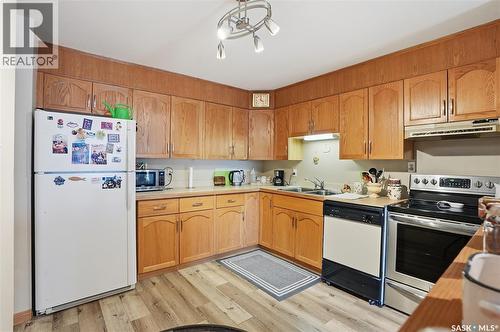 107 910 9Th Street E, Saskatoon, SK - Indoor Photo Showing Kitchen With Double Sink