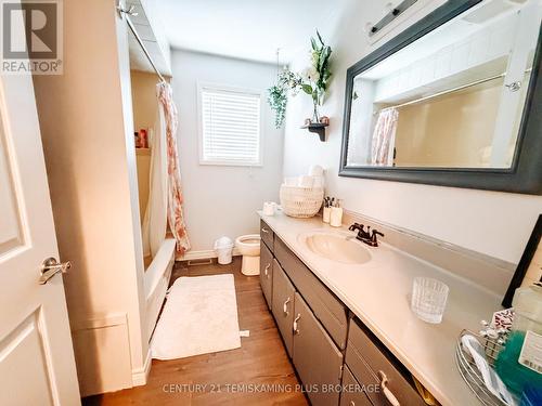Upper unit - 162 Rebecca Street, Temiskaming Shores (New Liskeard), ON - Indoor Photo Showing Bathroom