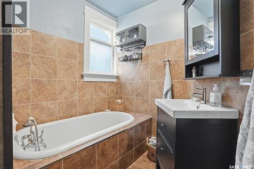 809 6Th Avenue N, Saskatoon, SK - Indoor Photo Showing Bathroom