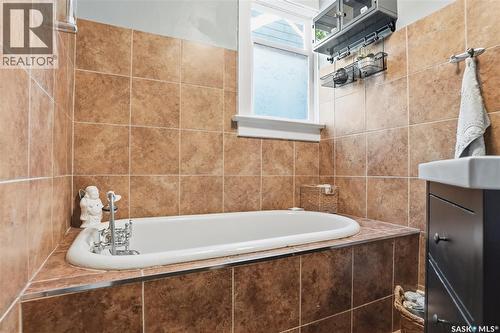 809 6Th Avenue N, Saskatoon, SK - Indoor Photo Showing Bathroom