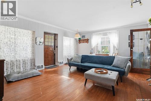 809 6Th Avenue N, Saskatoon, SK - Indoor Photo Showing Living Room