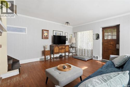 809 6Th Avenue N, Saskatoon, SK - Indoor Photo Showing Living Room