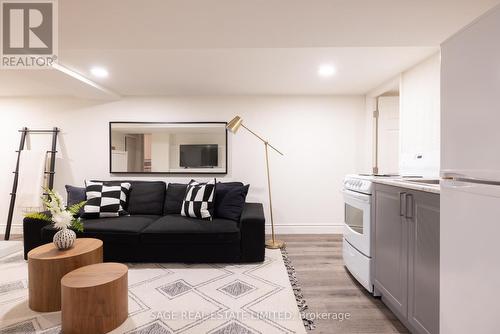 124 Cline Avenue N, Hamilton, ON - Indoor Photo Showing Living Room