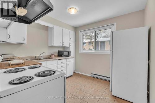 86 - 40 Summit Avenue, London North (North N), ON - Indoor Photo Showing Kitchen With Double Sink