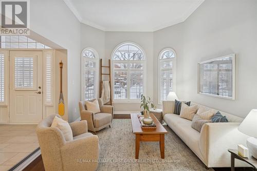 19 Elder Crescent, Whitby, ON - Indoor Photo Showing Living Room