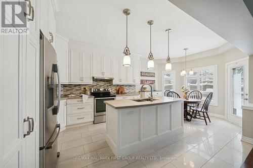 19 Elder Crescent, Whitby, ON - Indoor Photo Showing Kitchen With Upgraded Kitchen