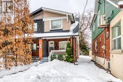 977 BROADVIEW AVENUE  Toronto, ON M4K 2R9