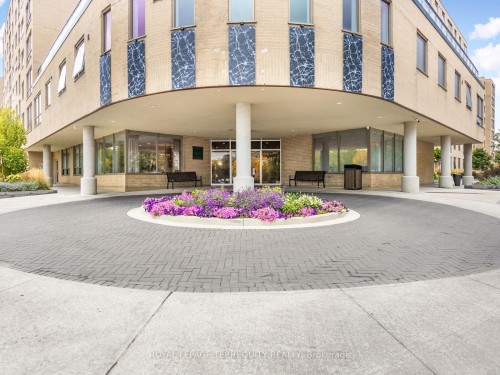 203-326 Major Mackenzie Drive E, Richmond Hill, ON - Outdoor