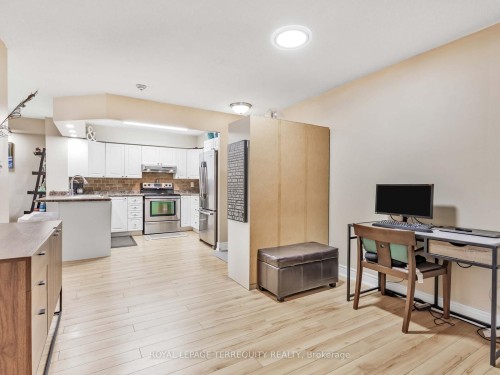203-326 Major Mackenzie Drive E, Richmond Hill, ON - Indoor