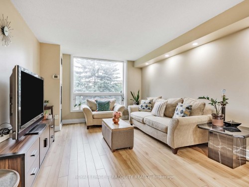 203-326 Major Mackenzie Drive E, Richmond Hill, ON - Indoor Photo Showing Living Room