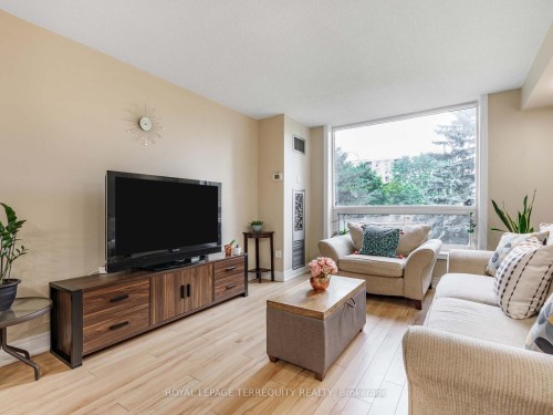 203-326 Major Mackenzie Drive E, Richmond Hill, ON - Indoor Photo Showing Living Room