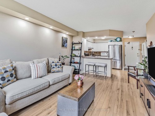 203-326 Major Mackenzie Drive E, Richmond Hill, ON - Indoor Photo Showing Living Room