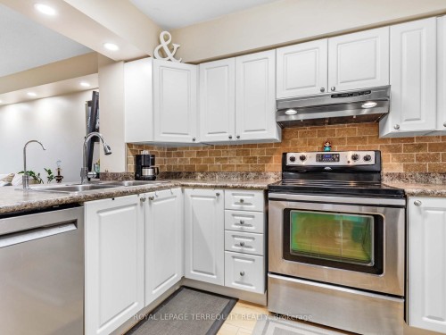 203-326 Major Mackenzie Drive E, Richmond Hill, ON - Indoor Photo Showing Kitchen