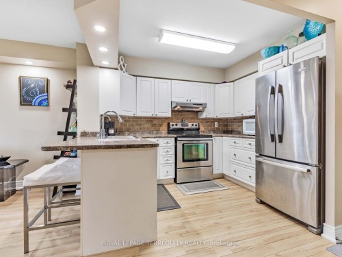 203-326 Major Mackenzie Drive E, Richmond Hill, ON - Indoor Photo Showing Kitchen