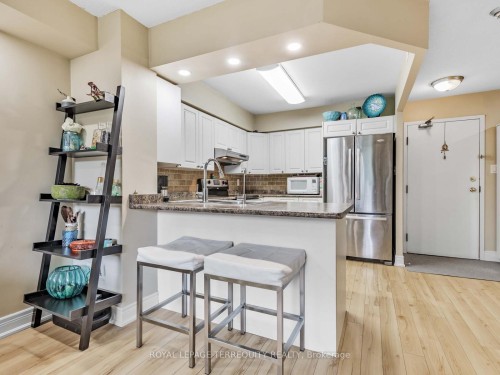 203-326 Major Mackenzie Drive E, Richmond Hill, ON - Indoor