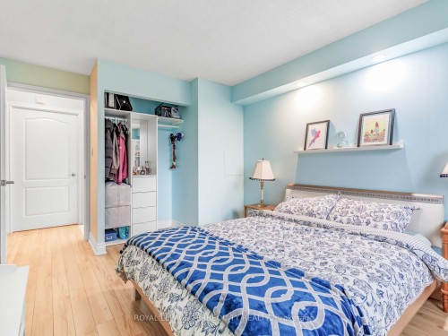 203-326 Major Mackenzie Drive E, Richmond Hill, ON - Indoor Photo Showing Bedroom