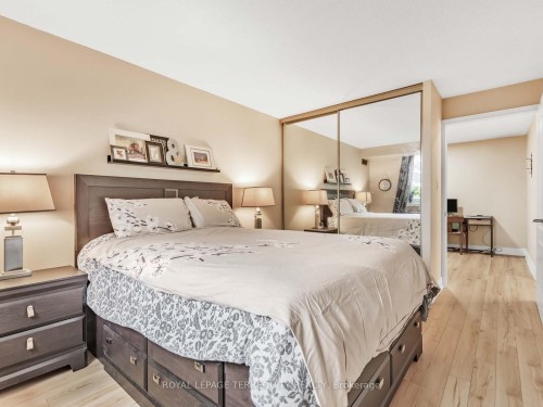 203-326 Major Mackenzie Drive E, Richmond Hill, ON - Indoor Photo Showing Bedroom