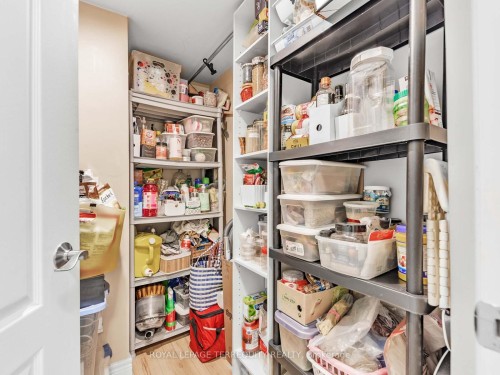 203-326 Major Mackenzie Drive E, Richmond Hill, ON - Indoor With Storage