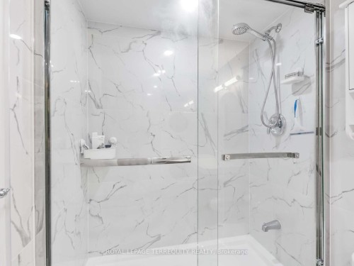 203-326 Major Mackenzie Drive E, Richmond Hill, ON - Indoor Photo Showing Bathroom